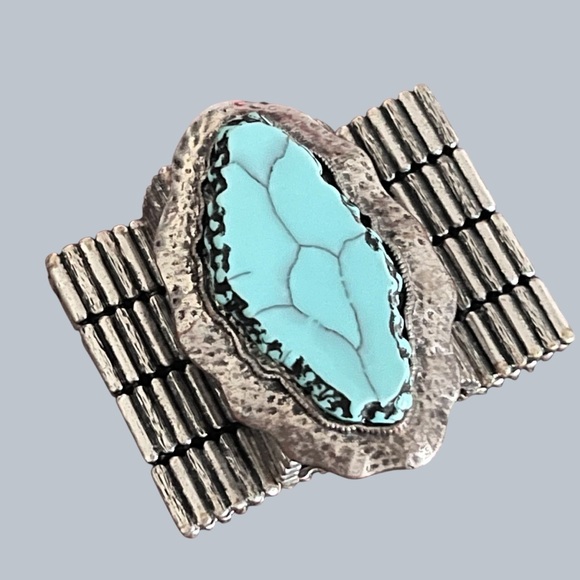 Handcrafted Vintage Turquoise Stone Medallion Silver Bracelet - Picture 7 of 10